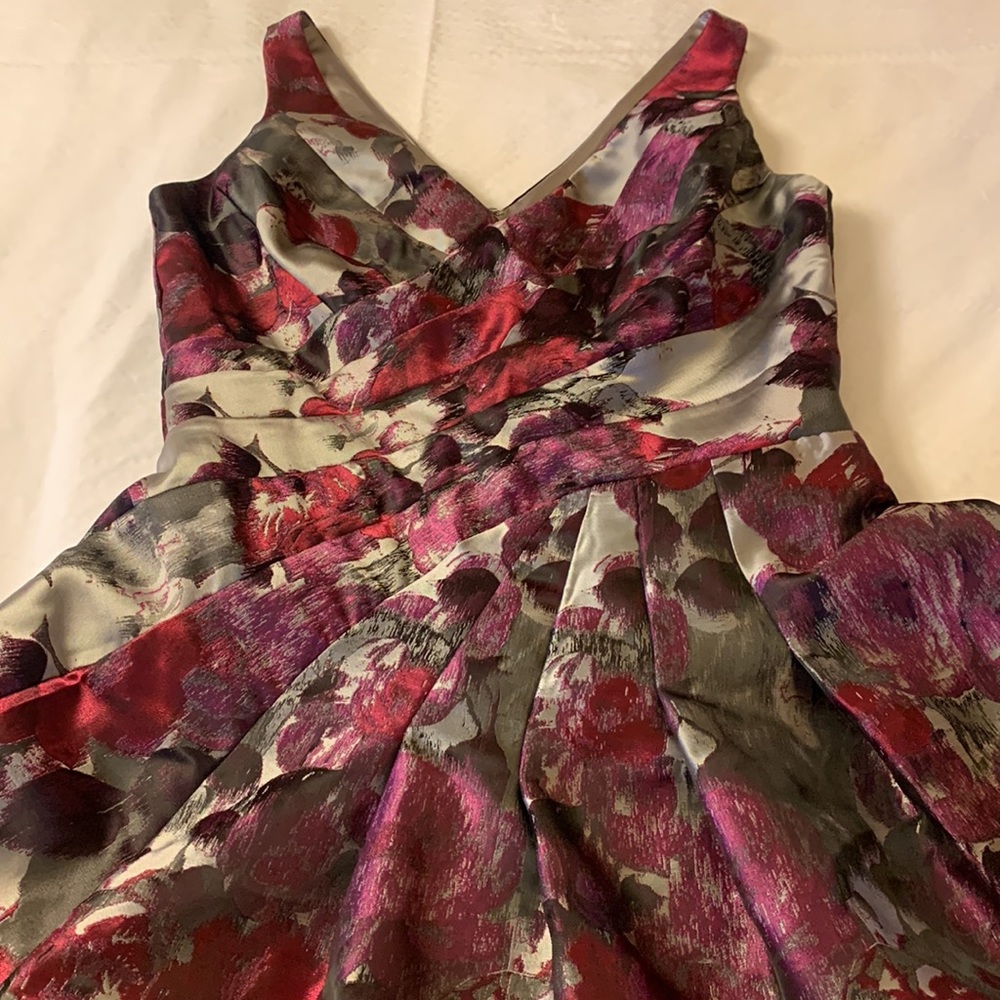 White House Black Market Mini V-neck Dress in Gray/burgundy/black Sz 4 Preowned